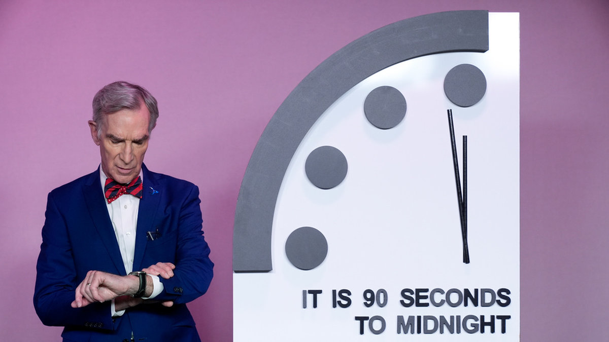 Vetenskapsprofilen Bill Nye bredvid domedagsklockan, som likt förra året ligger på 90 sekunder kvar till midnatt.
