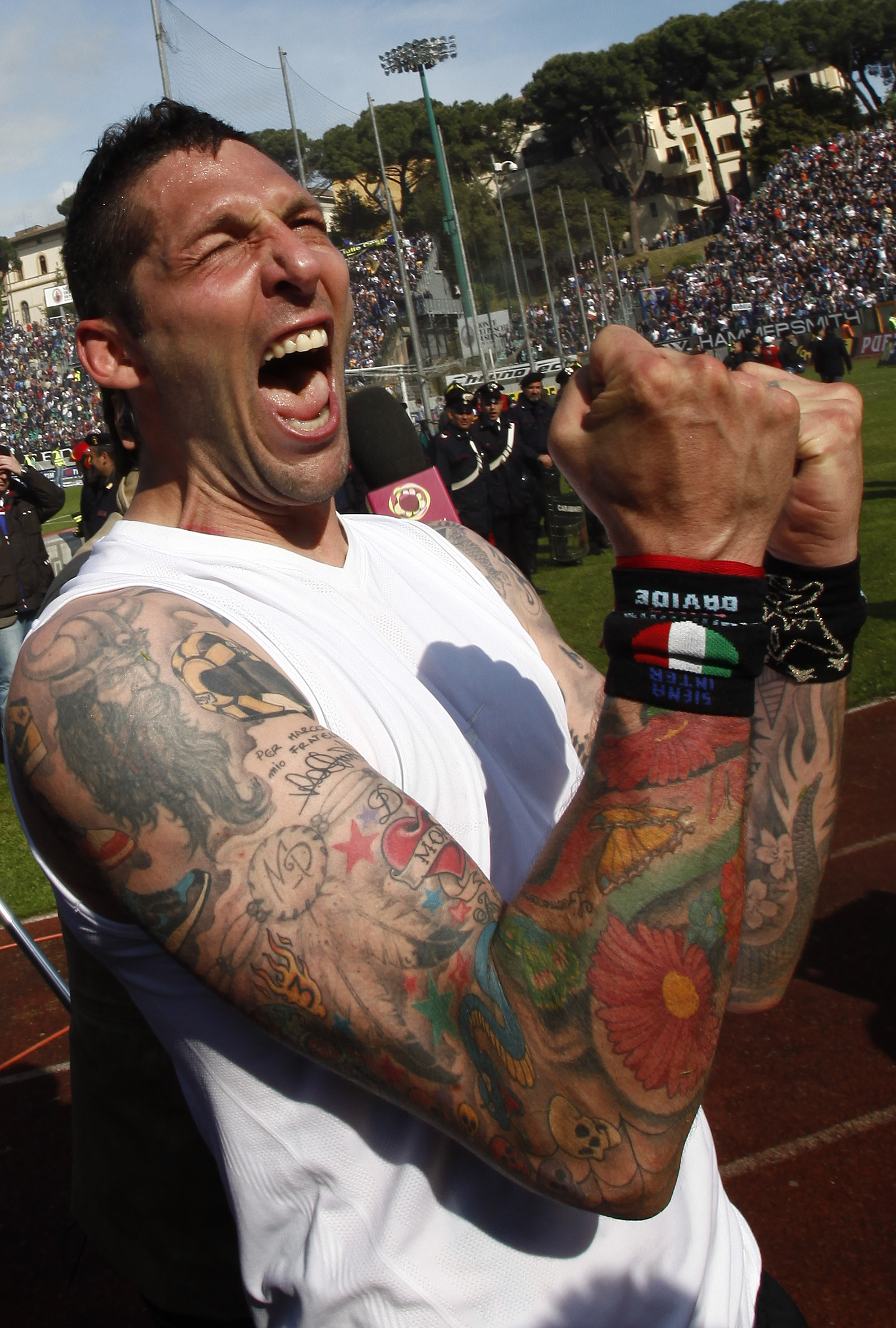 9. Marco Materazzi kör ganska färgglada armar. Och två svettband. 9. Marco Materazzi kör ganska färgglada armar. Och två svettband.