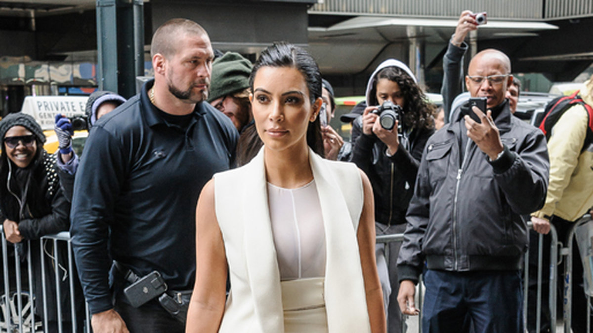 Kim Kardashian kör en helvit outfit i New York.