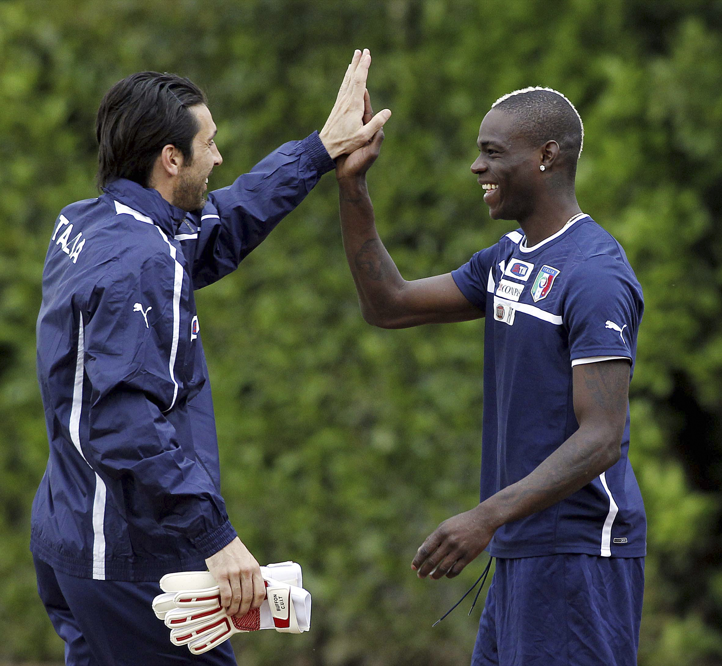 Gianluigi Buffon och Mario Balotelli under Italiens träning.
