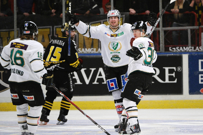 Dick Axelsson (i mitten) firar kvitteringen till 1-1-målet.