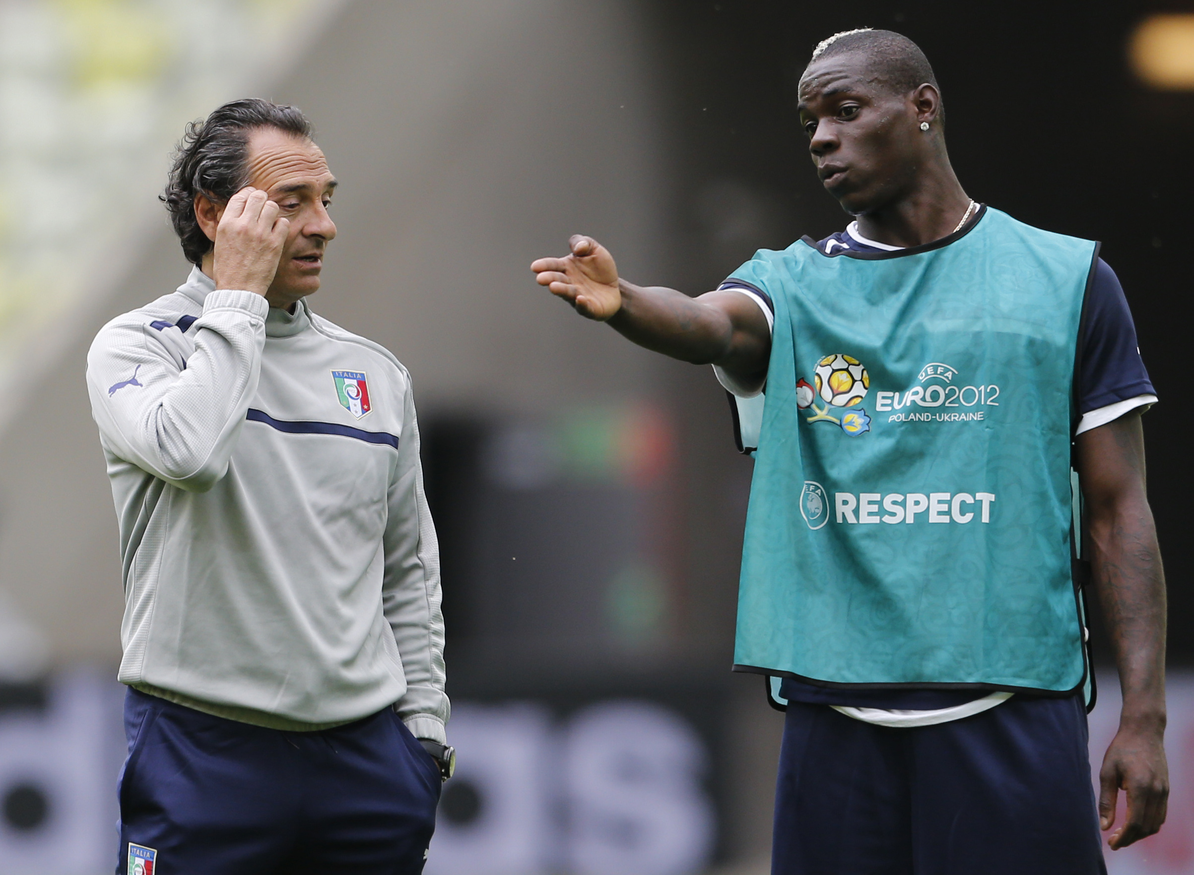 Prandelli tänker gå ut på planen och krama om Balotelli om han bli utsatt för rasism.