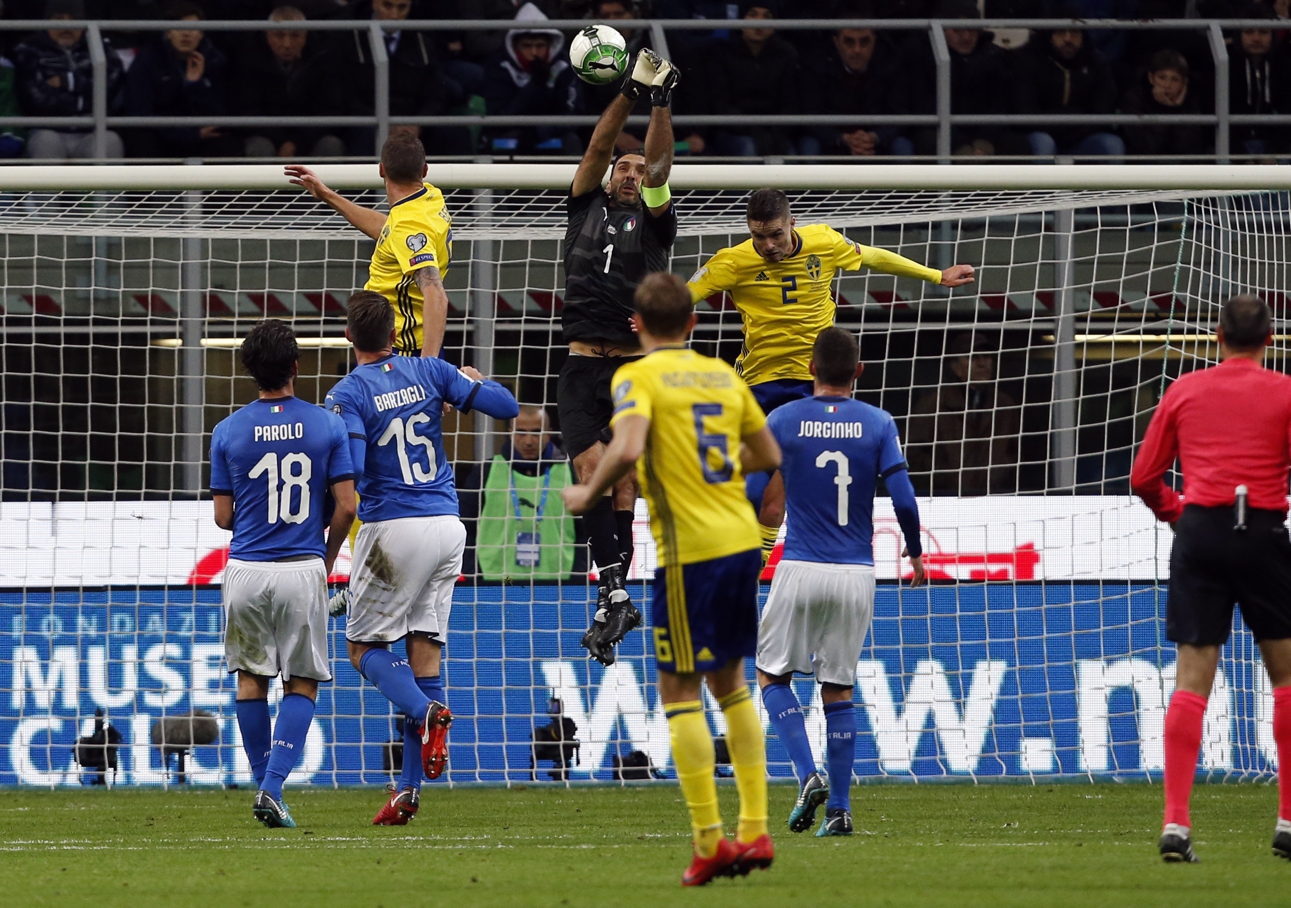 Buffon kommer högst i en duell. Buffon kommer högst i en duell.