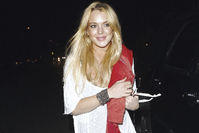 Enligt läkarna, på rehabcentret där Lindsay Lohan befinner sig, så är hon inte beroende av några droger.