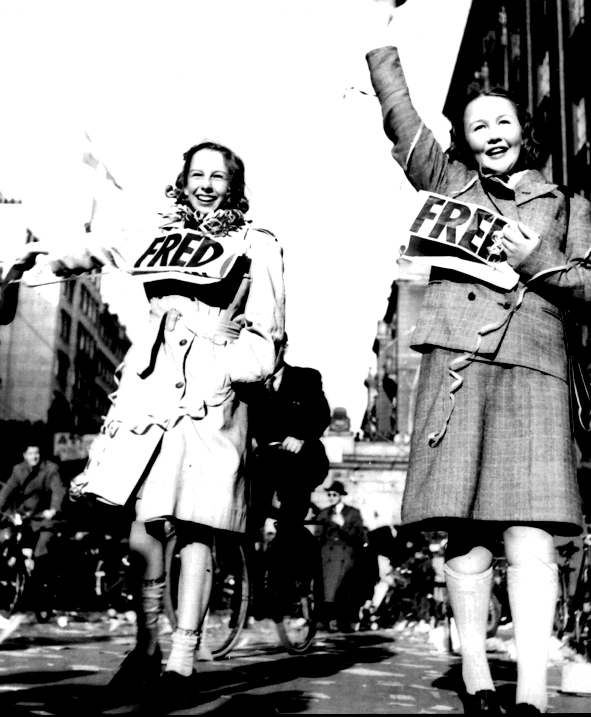 8/5 1945. Lycka på Kungsgatan i Stockholm. Andra värdskriget är slut. Kerstin Bauer och Ulla-Lisa Fogelberg firar freden.