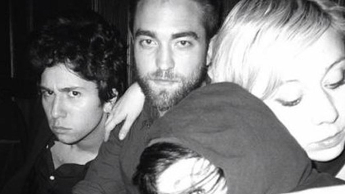 Robert Pattinson sågs mysa med en vacker blondin vid namn Polly Stenham. Bilden publicerades på Instagram av musikern Matthew Daniel Siskin, men raderades snabbt. 