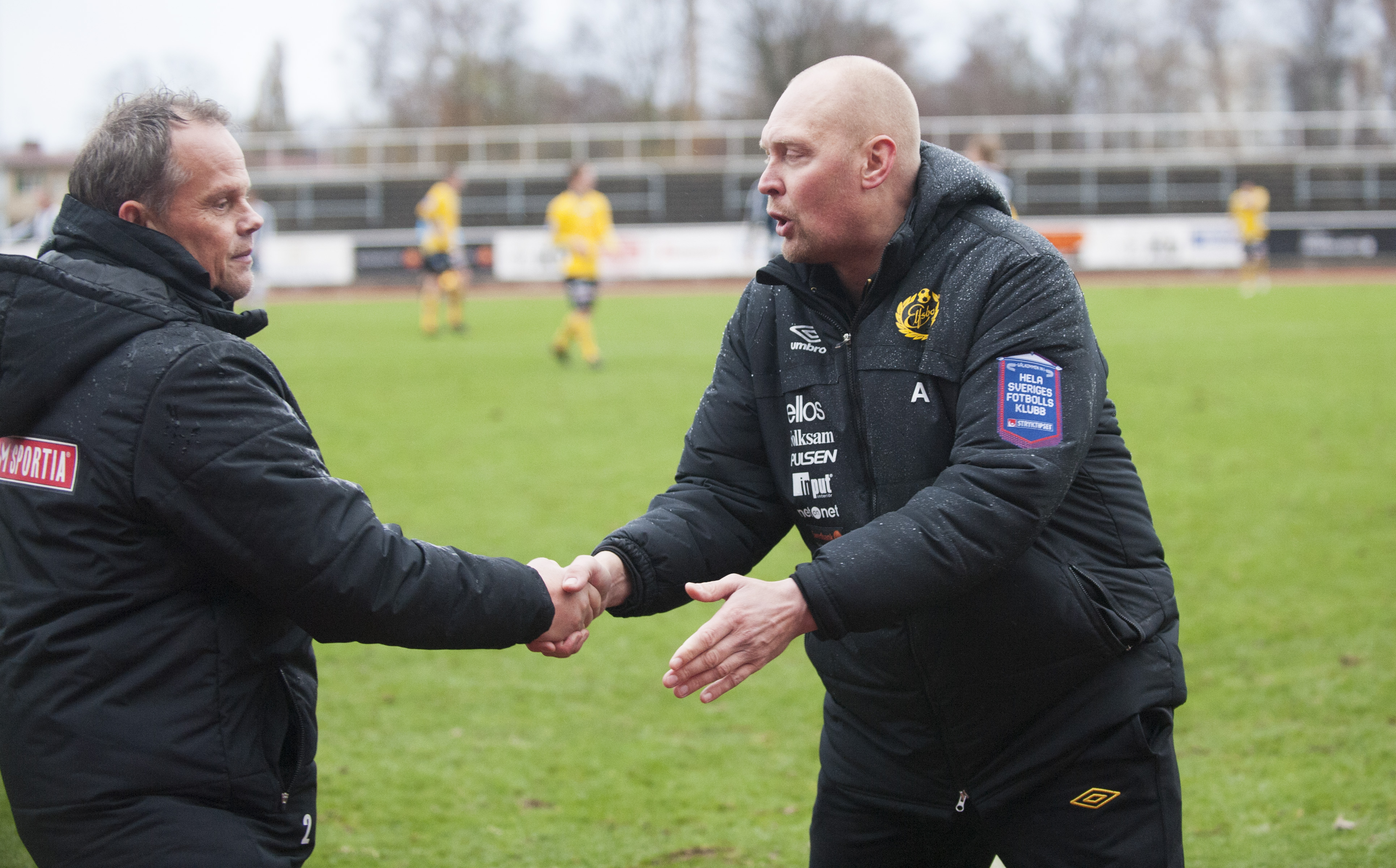 Klas Ingesson tackar Kristianstads tränare Peter Persson.