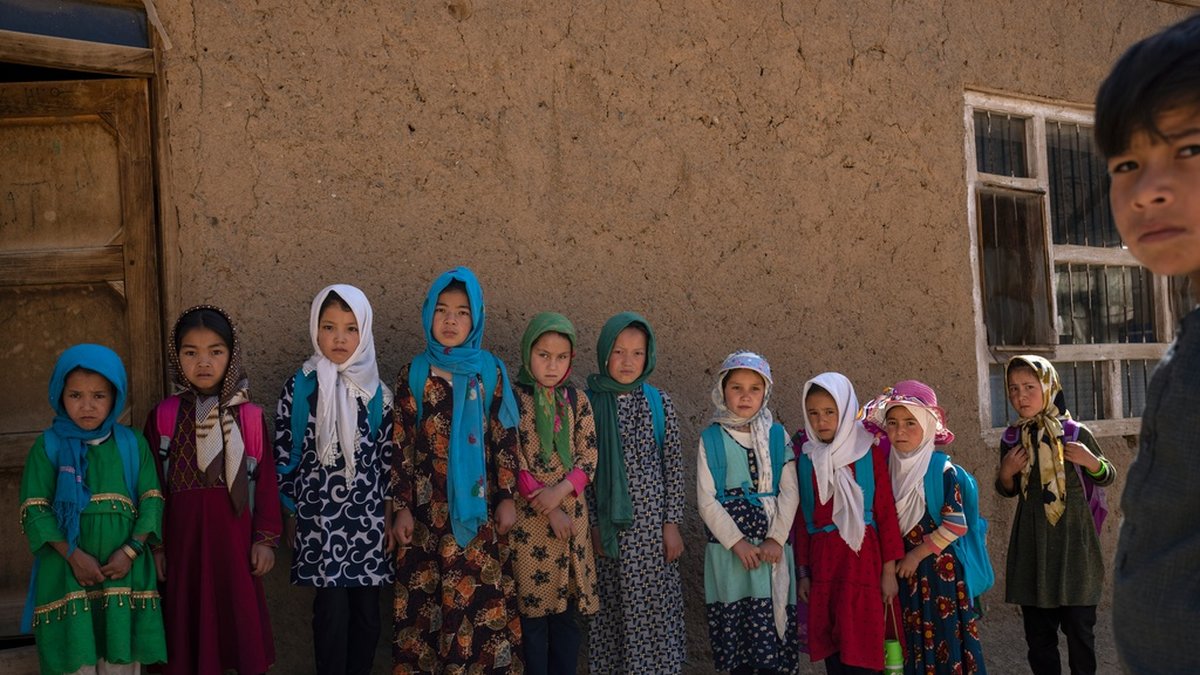 Afghanska barn vid en skola i Bamiyan i juni 2023. Flickor får bara gå i skola till och med elva års ålder.
