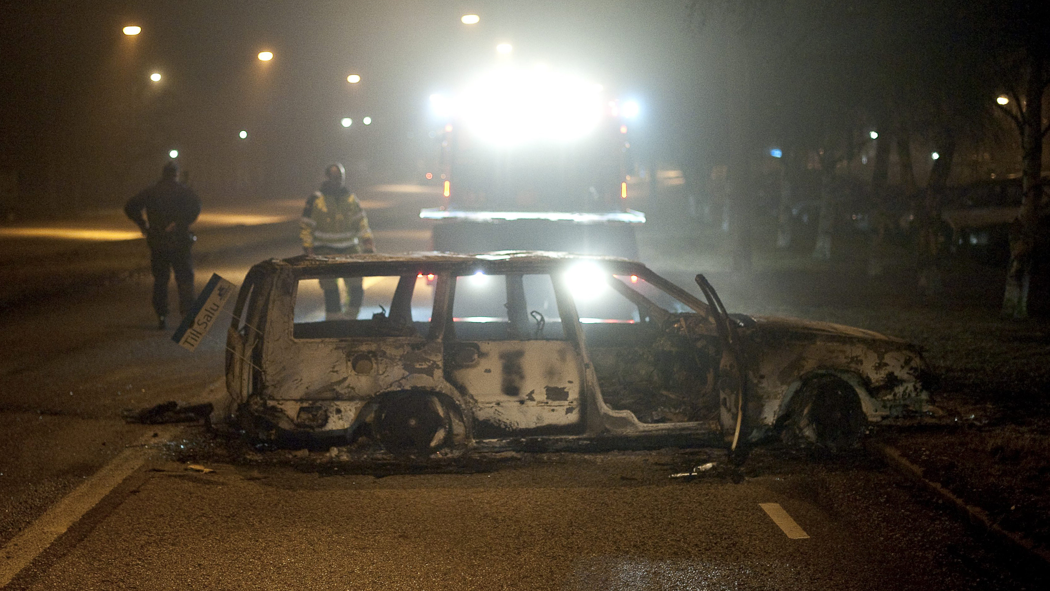 En utbränd bil på Litteraturgatan i Backa i Göteborg i början på april. Enligt polisens ledningscentral i Västra Götaland drar maskerade ungdomar runt i Hisings Backa och antänder bilar.