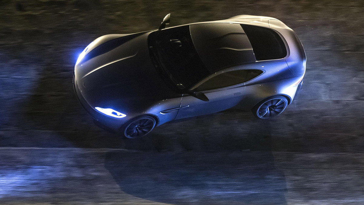 James Bonds silvriga Aston Martin på villovägar. 