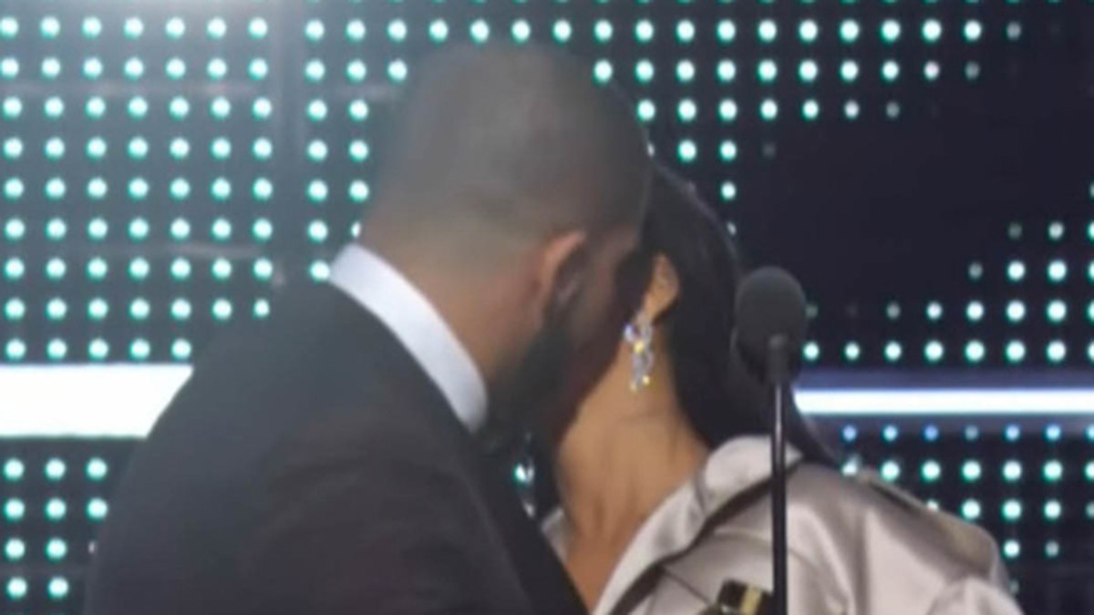 Drake delade ut pris till Rihanna. 