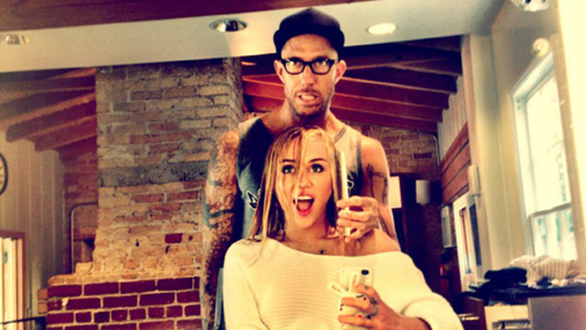 Miley och hennes frisör – visst ser han ut som Eric Amarillo förresten? – uträttar stordåd. 