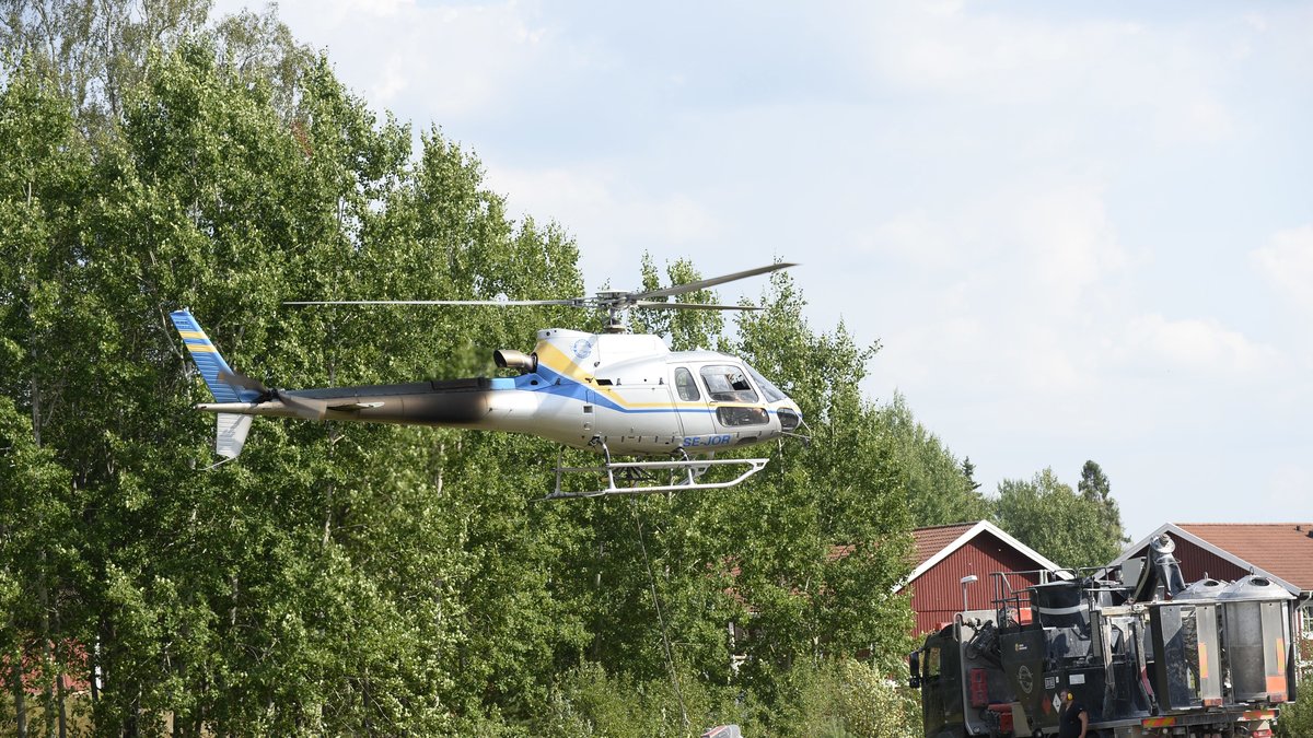 Helikoptrar som vattenbombar den stora skogsbranden tankar i Virsbo inför nya brandbekämpande flygturer. 