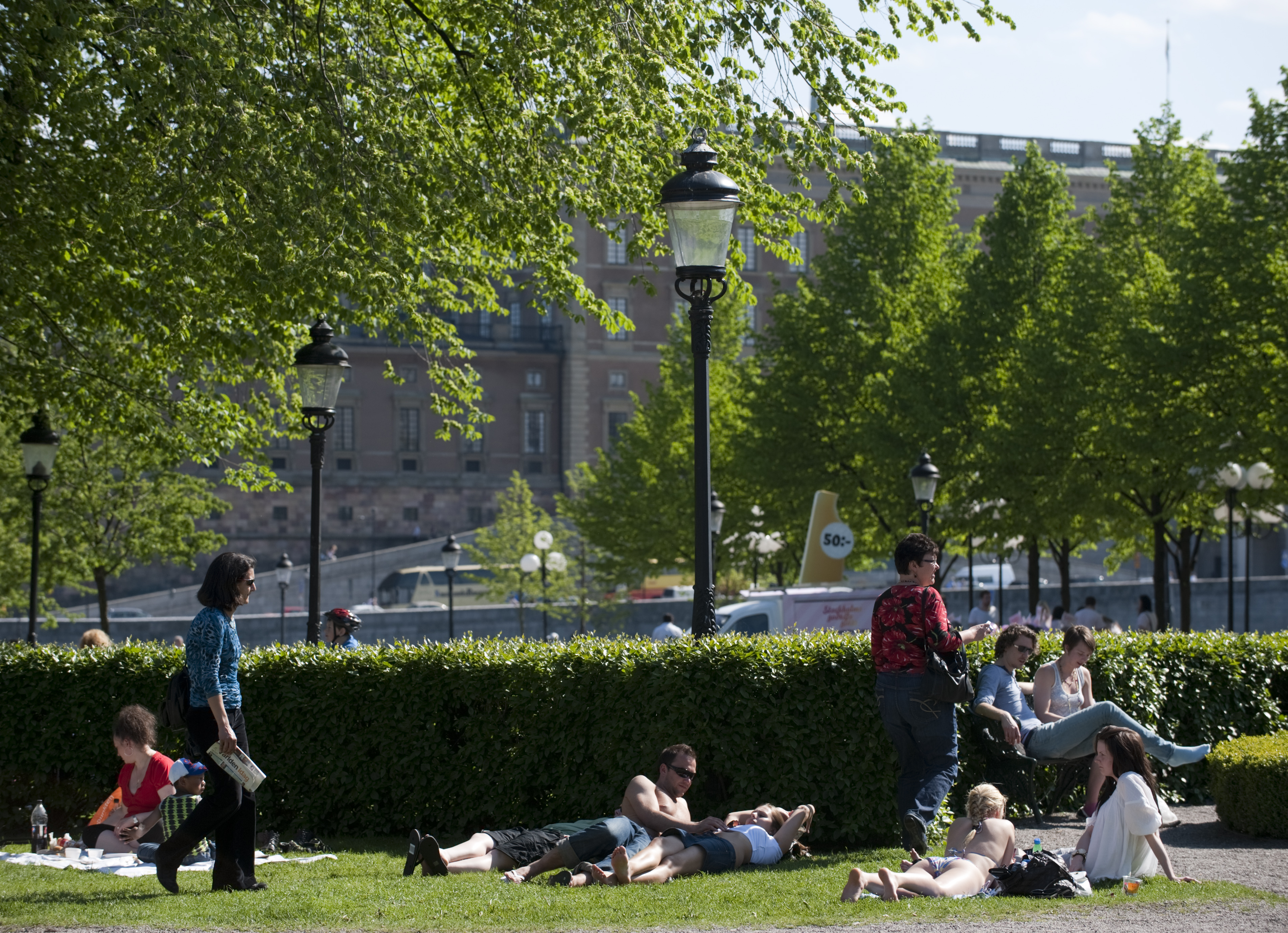 En vanlig solig dag plockas 1,5 ton skräp i Kungsträdgården.