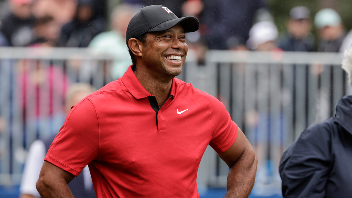 Tiger Woods i sin röda tröja med swoosh-märket, som han alltid burit under sista ronden. Arkivbild.