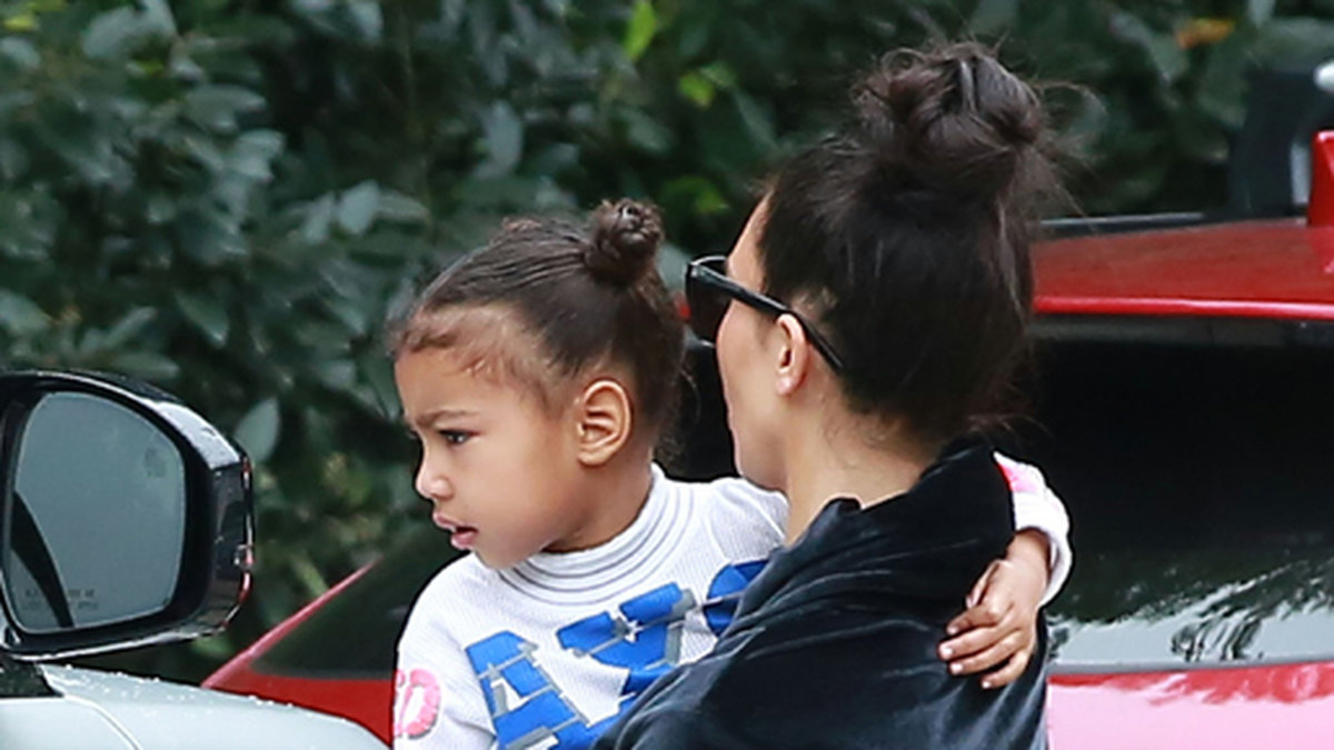 Tidigare i veckan plåtades Kim med dottern North West i famnen. 