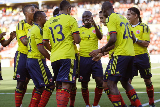 Colombia dansar sig hela vägen till kvartsfinal.