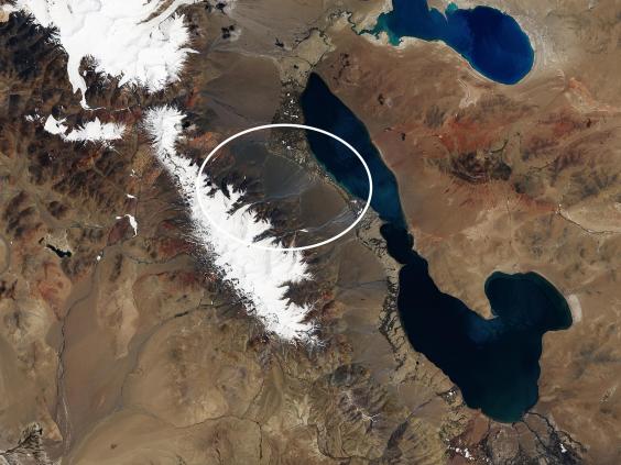 24 juni 2016. En glaciär kollapsar i Tibet, vilket kostar nio människor livet.