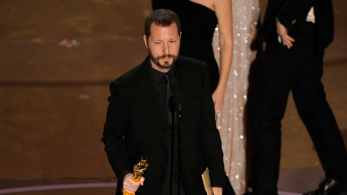 Mstyslav Tjernov tar emot priset för bästa dokumentärfilm under nattens Oscarsgala.