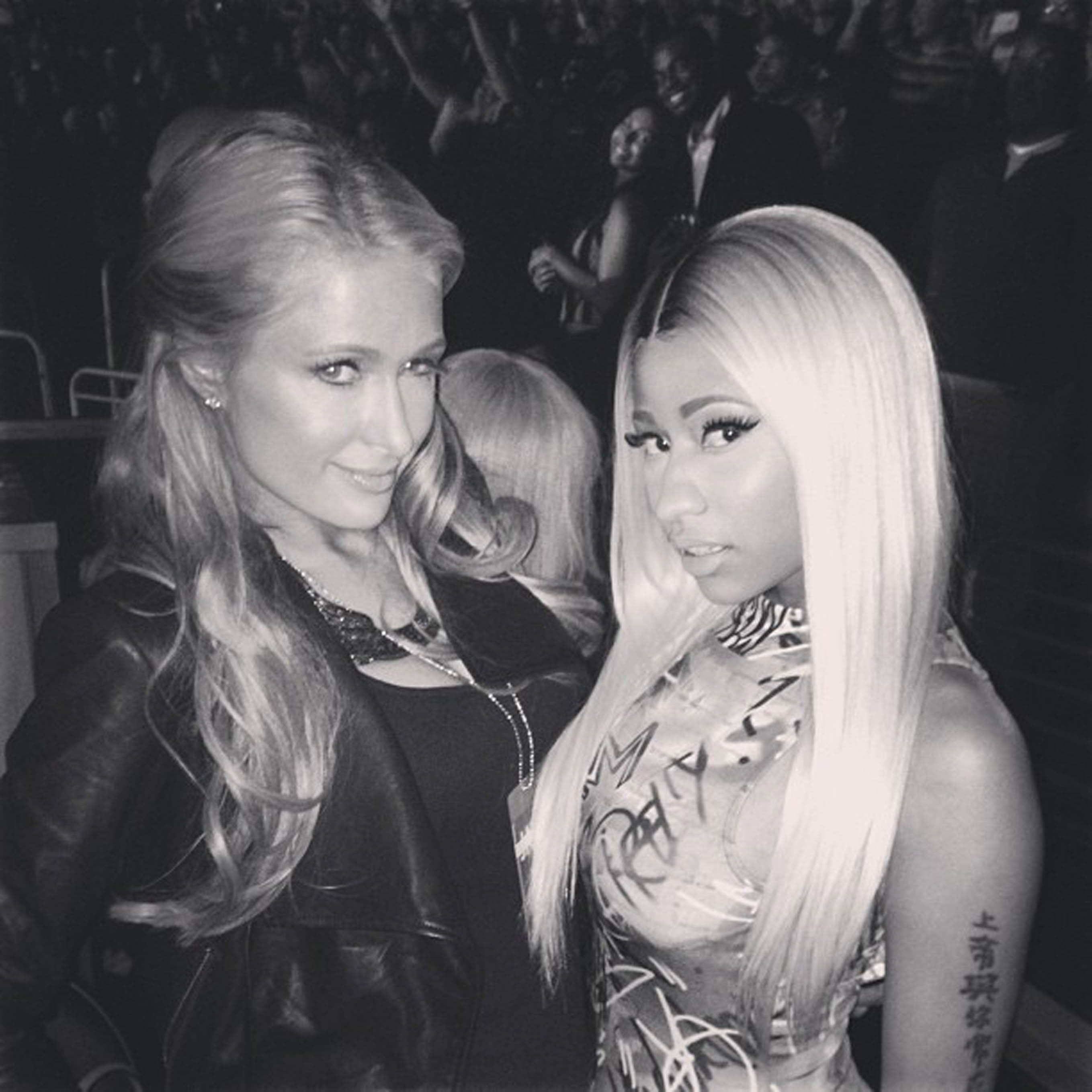 Paris och Nicki poserade vant under en konsert. Paris och Nicki poserade vant under en konsert.