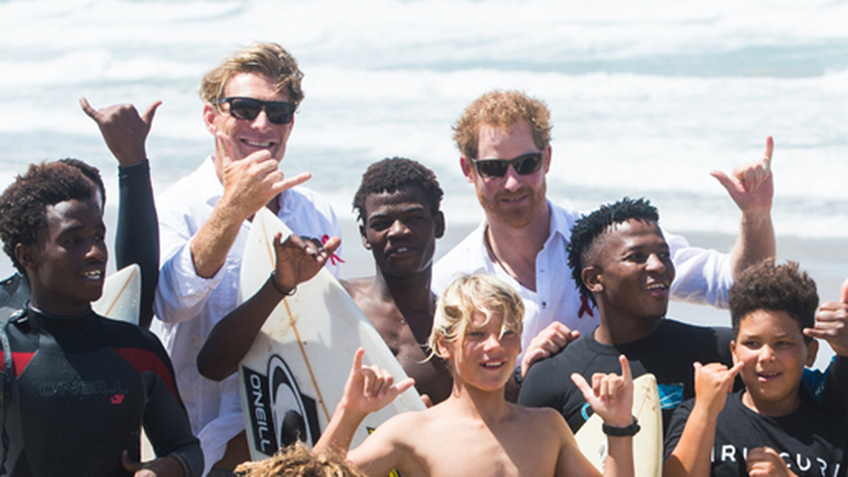 Prins Harry surfar på stranden i Durban, Sydafrika. 