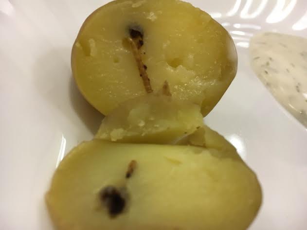 Eleven Elin fick en larv i sin potatis och berättade det för rektorn, som gick vidare med saken till köket. De i sin tur svarade att de inte kan ansvara för händelsen utan att det är företaget som skolan beställer maten ifrån. Elin kontaktade både Skolverket och Livsmedelsverket angående potatisen men fick ingen respons, men har i alla fall inte hittat några fler larver i maten sedan dess. Eleven Elin fick en larv i sin potatis och berättade det för rektorn, som gick vidare med saken till köket. De i sin tur svarade att de inte kan ansvara för händelsen utan att det är företaget som skolan beställer maten ifrån. Elin kontaktade både Skolverket och Livsmedelsverket angående potatisen men fick ingen respons, men har i alla fall inte hittat några fler larver i maten sedan dess.