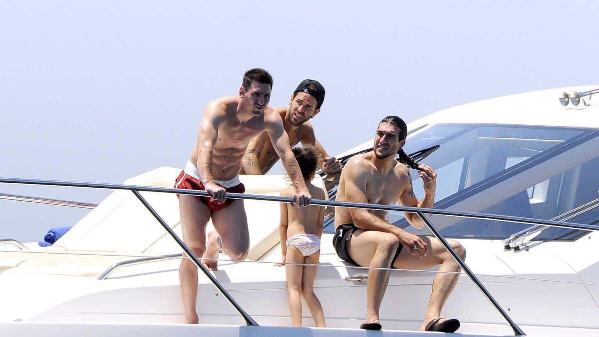 Lionel Messi hänger med lagkamraten Cesc Fabregas i Formentera utanför Ibiza. 