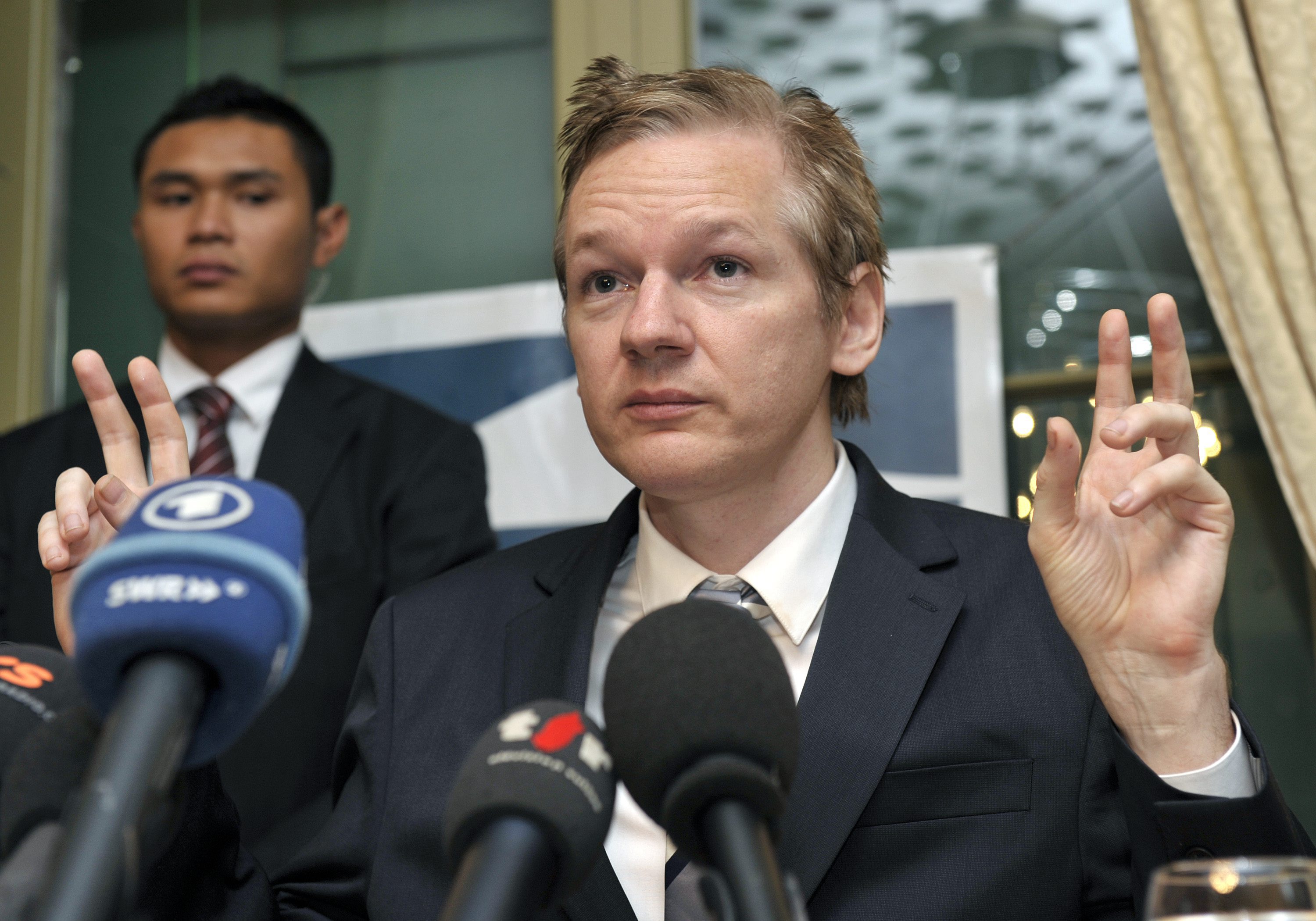Den svenska Åklagarmyndigheten påpekar att häktningen av Assange är fastställd i Högsta domstolen och att FN-gruppens utlåtanden "inte har någon formell påverkan på den pågående utredningen" om misstänkta sexbrott.
