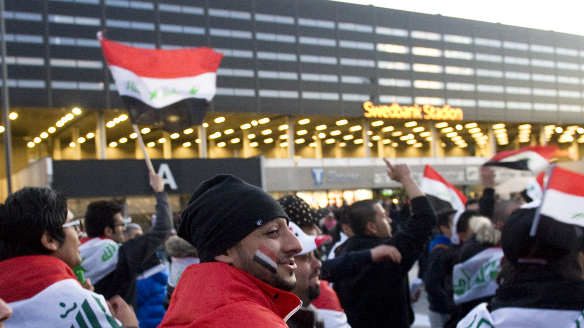 Irakiska supportrar utanför Swedbank Stadion.