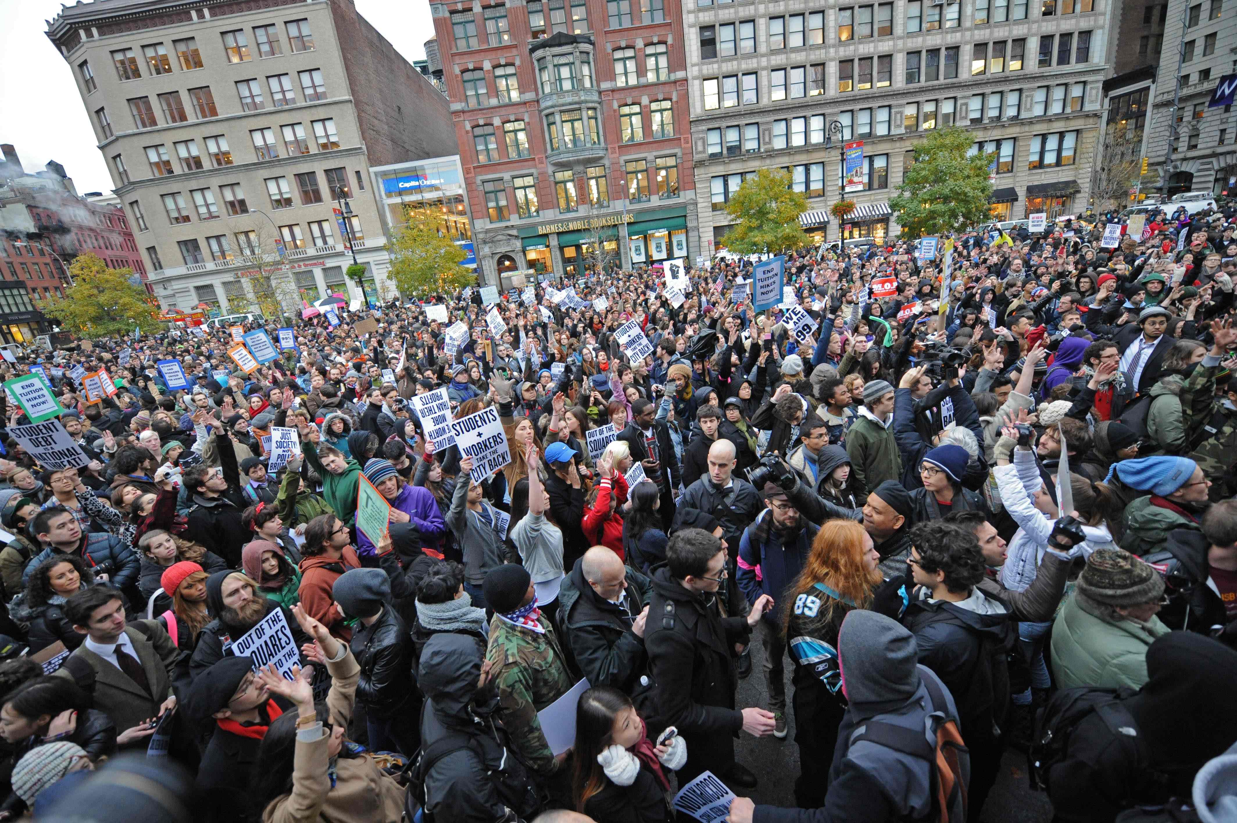 Demonstranter från Occupy Wall Street samlas på Union Square efter att ha marscherat från Zuccotti-parken. 
Två dagar efter att lägerplatsen, där hela Occupy rörelsen startade, undanröjdes av myndigheterna så marscherade demonstranterna genom New Yorks fi