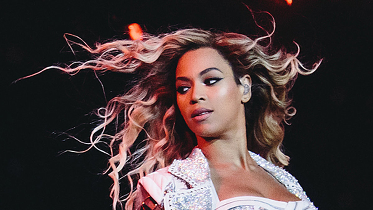 Beyoncé visar upp sitt nya hår på scen. 