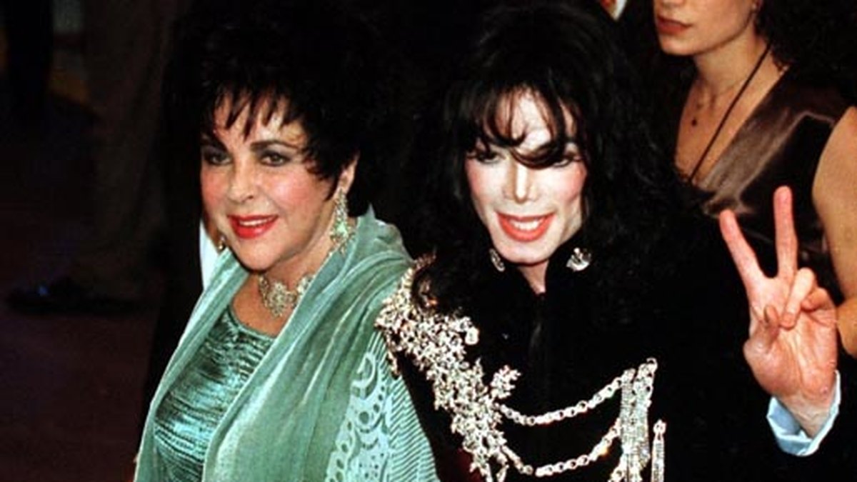 Med på flykten från New York fanns även Michaels bästa vän Elizabeth Taylor. Här ser vi duon på partaj i Los Angeles 1997.