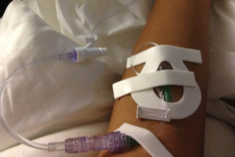Men det hårda festandet gjorde att Rihanna hamnade på sjukhus. Den här bilden, där hon får dropp, la hon upp på Twitter.