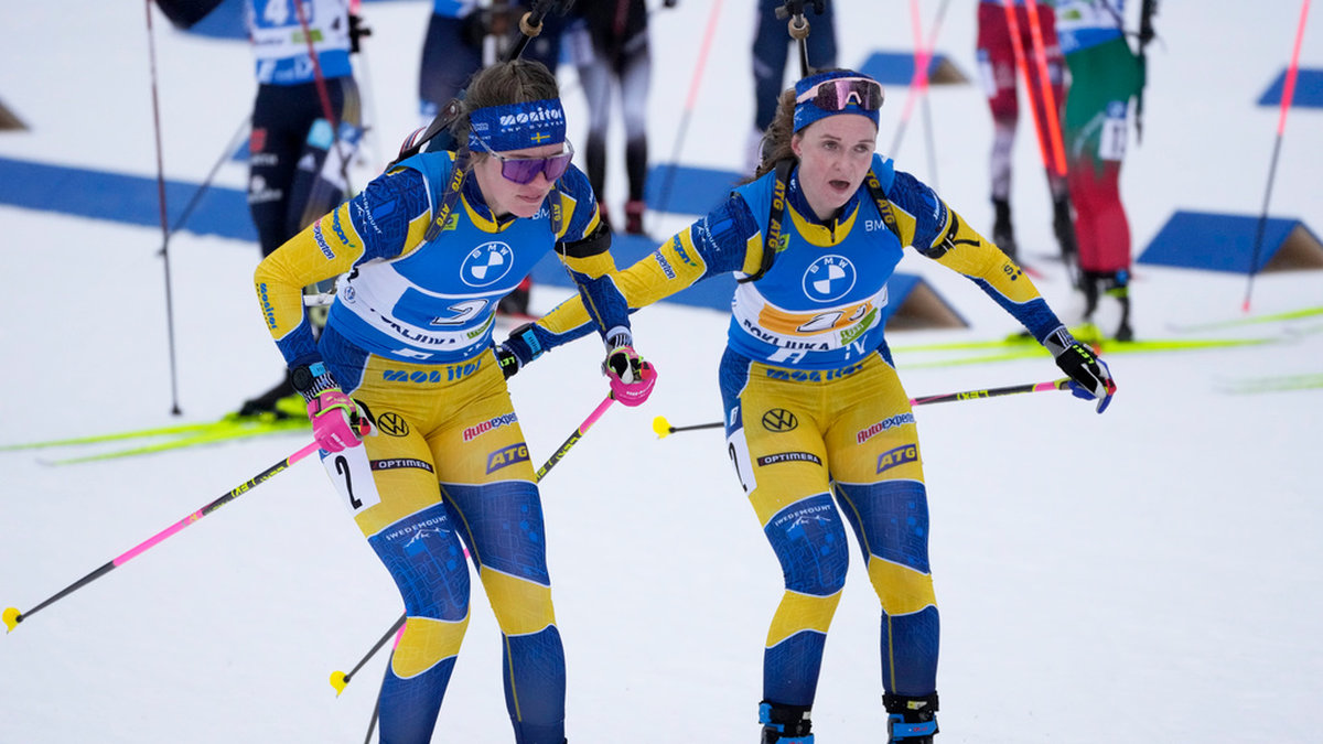 Elvira Öberg, till vänster, och Mona Brorsson var med och förde Sverige till tredje plats i mixedstafetten.