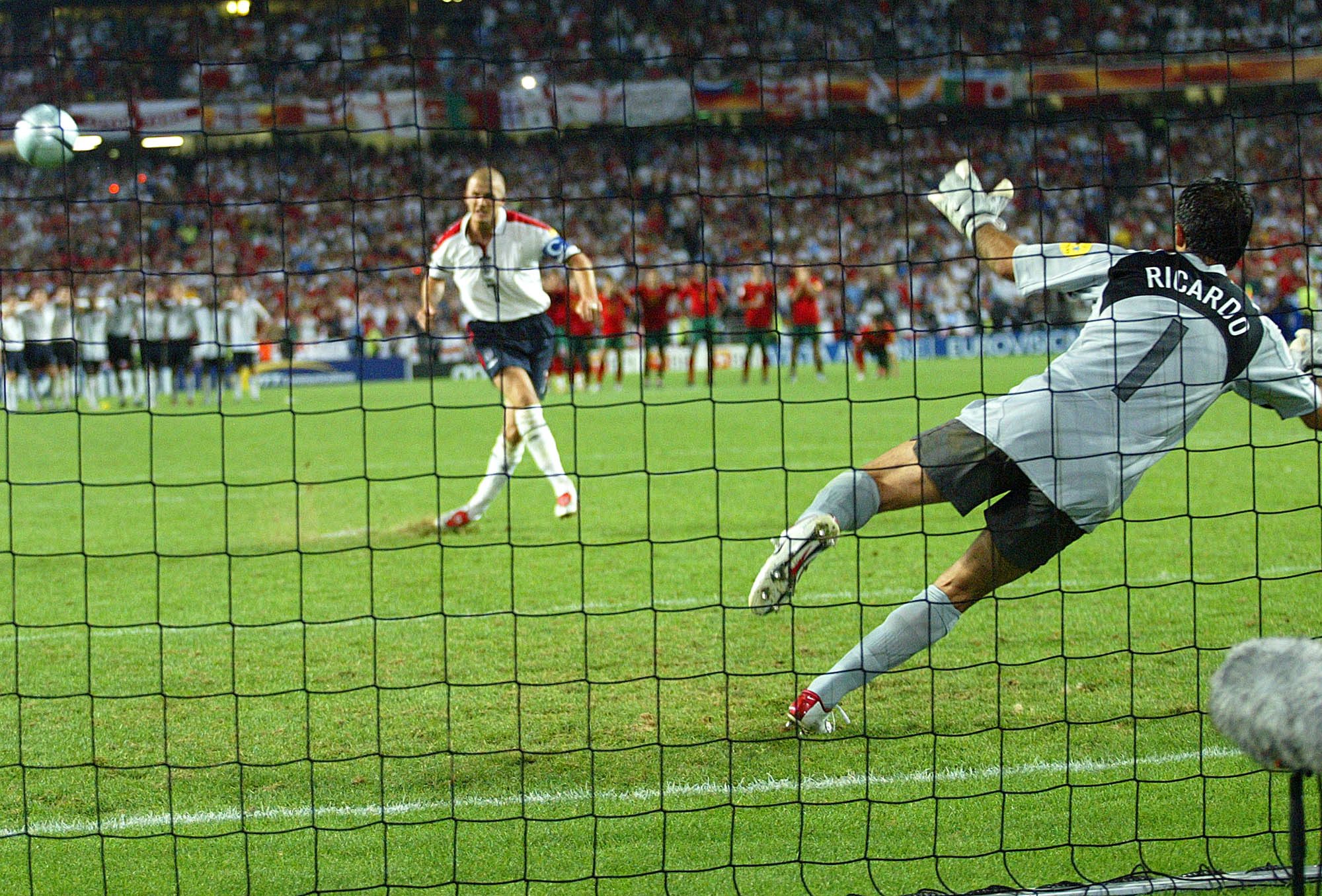 David Beckham missade straff för England under EM 2004 mot Portugal.