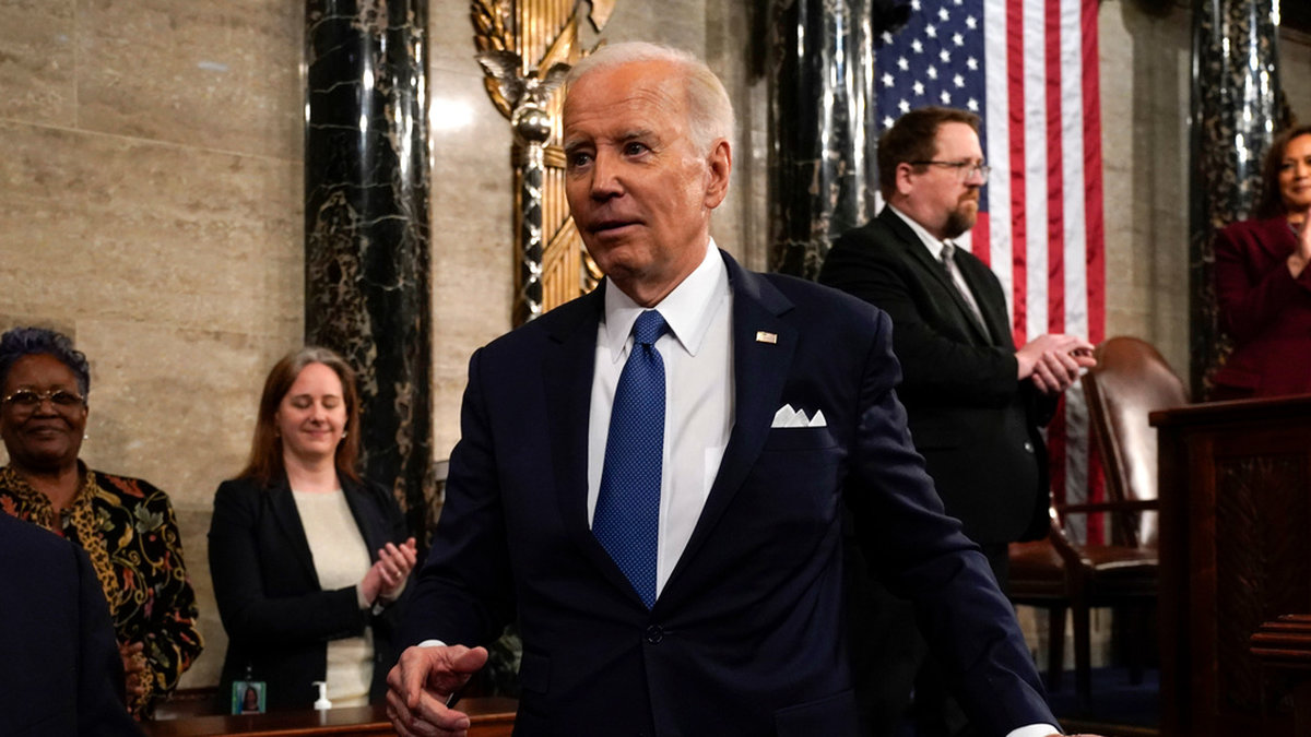 USA:s president Joe Biden kliver ner från podiet efter sitt tal till nationen.