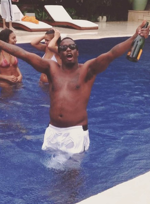 P Diddy har poolparty. P Diddy har poolparty.
