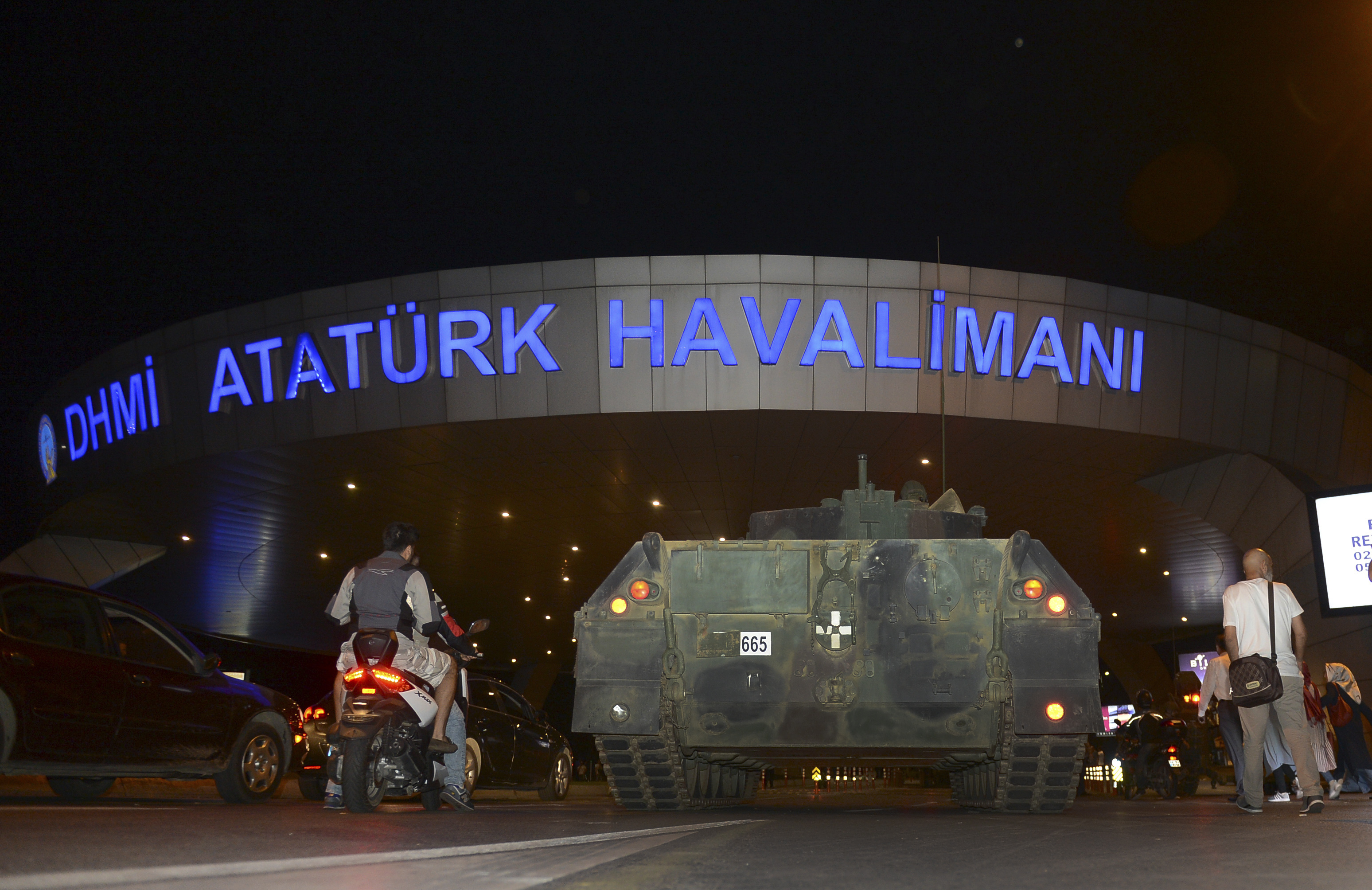 Pansarvagn utanför Istanbuls flygplats Ataturk. Pansarvagn utanför Istanbuls flygplats Ataturk.