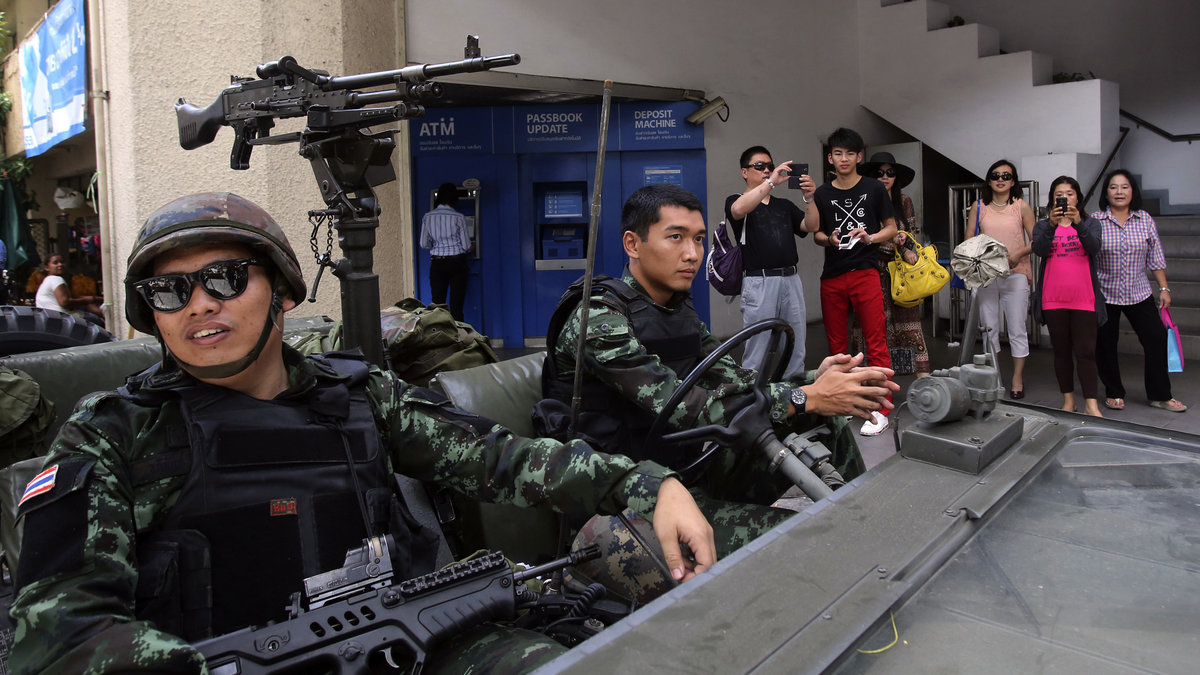 Turister tar bilder av soldaterna utanför polisens högkvarter. 