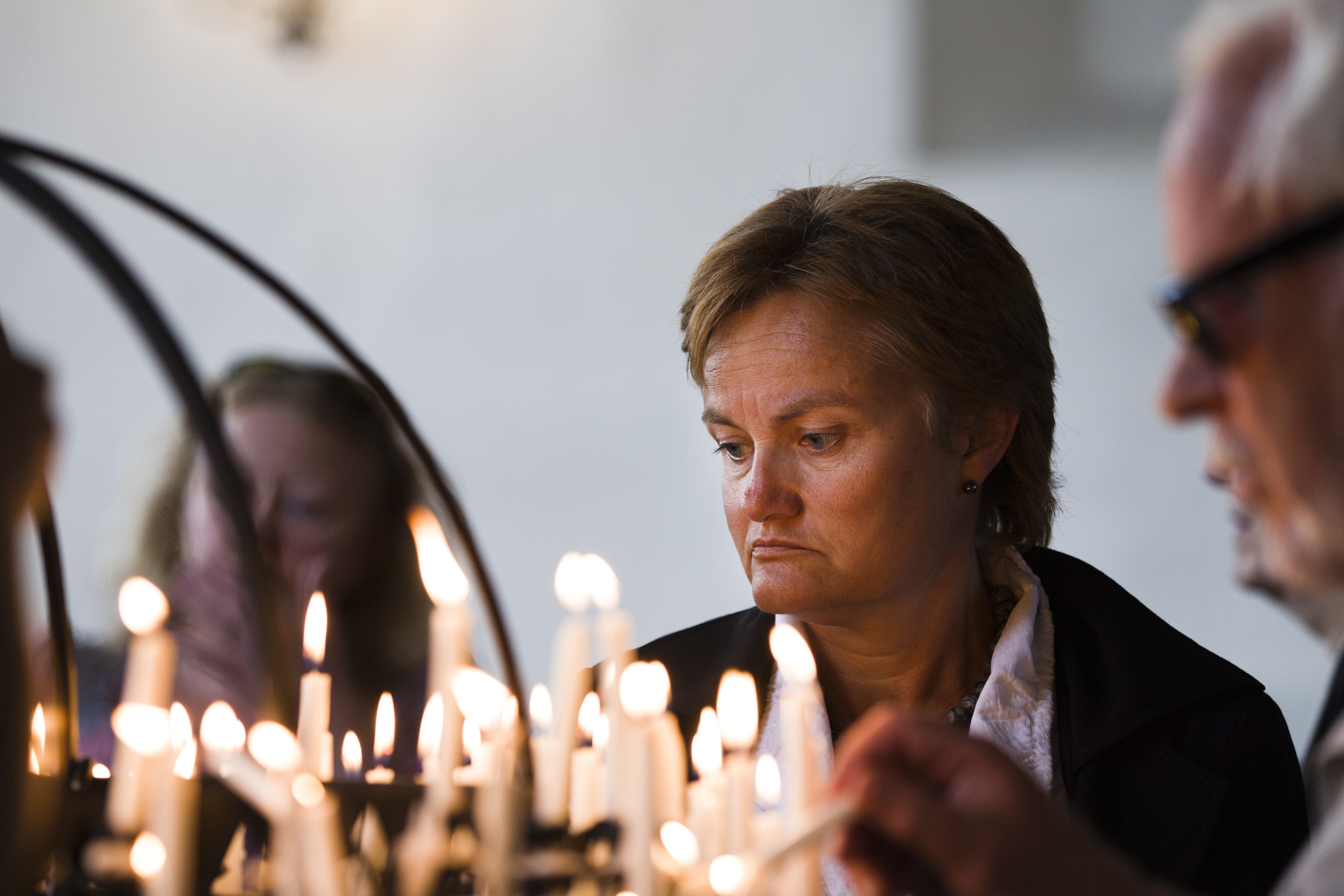 Statsråd Rigmor Åserud tänder ljus för de omkomna.
