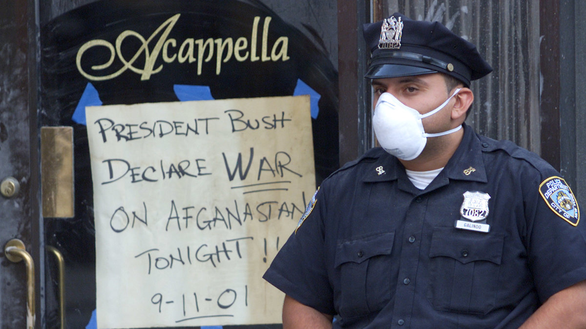 Attacken ledde till krig. Här har en restaurang satt upp en skylt där de uppmanar dåvarande president Bush att starta krig. Bilden är tagen dagen efter attacken.