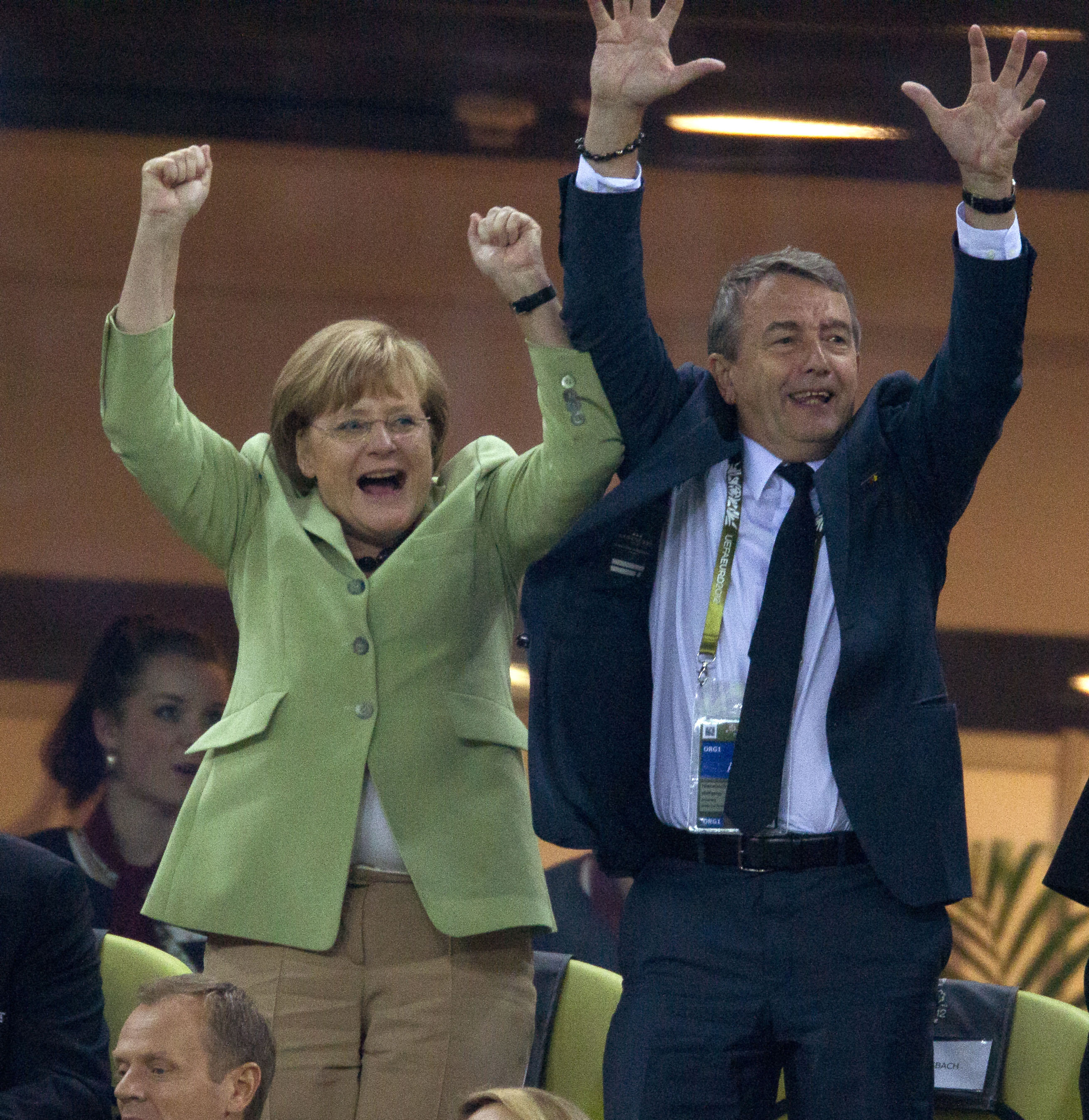 Här jublar hon tillsammans med ordföranden i det tyska fotbollsförbundet.