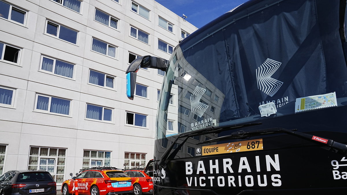Bahrain Victorious buss vid hotell Scandic Glostrup i Köpenhamn.