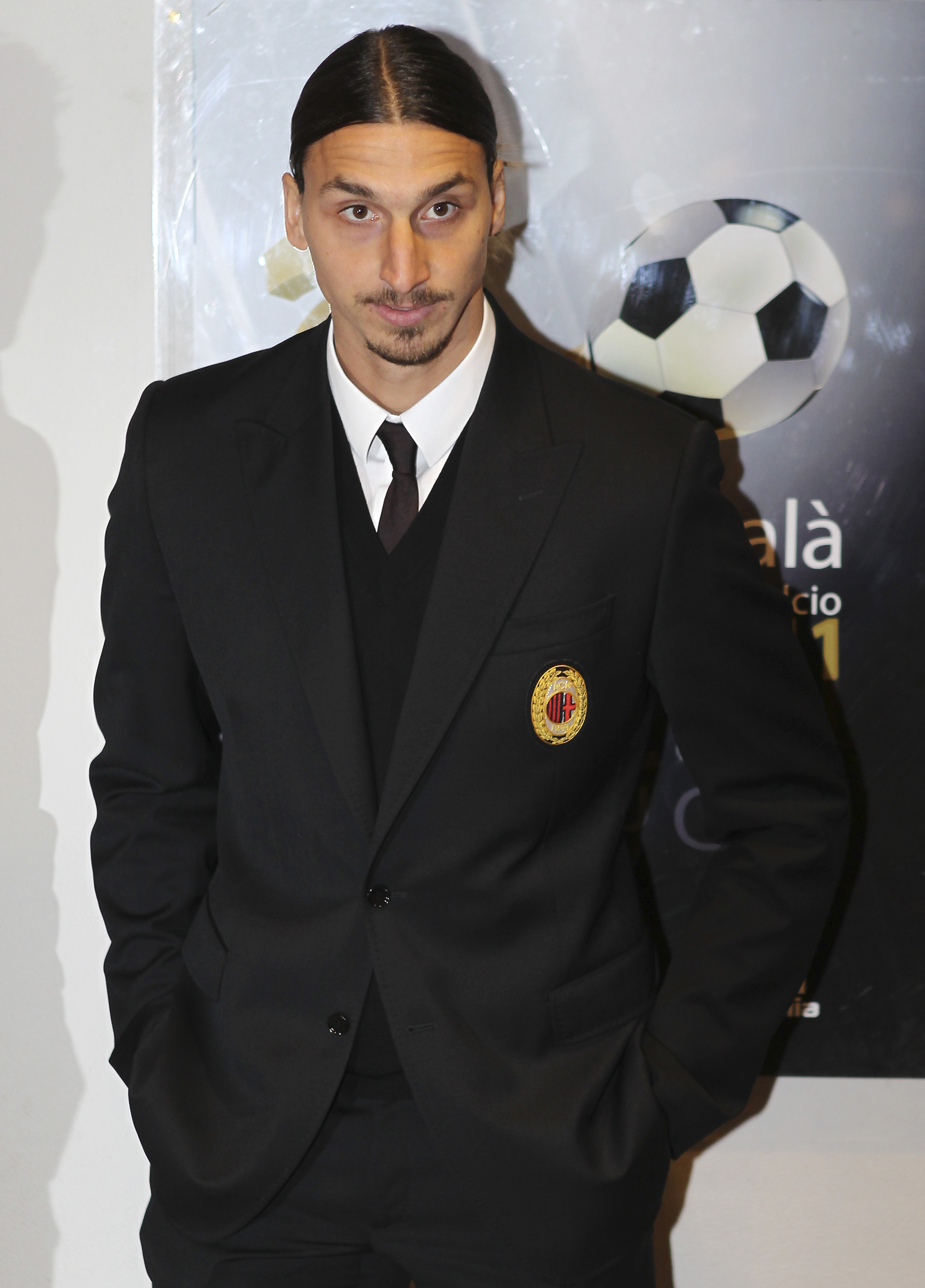 Den långe eleganten blev historisk när han röstades fram till årets spelare i Serie A - för tredje gången. Och det var inte ett oförtjänat val enligt tidningarna i Italien. Den långe eleganten blev historisk när han röstades fram till årets spelare i Serie A - för tredje gången. Och det var inte ett oförtjänat val enligt tidningarna i Italien.