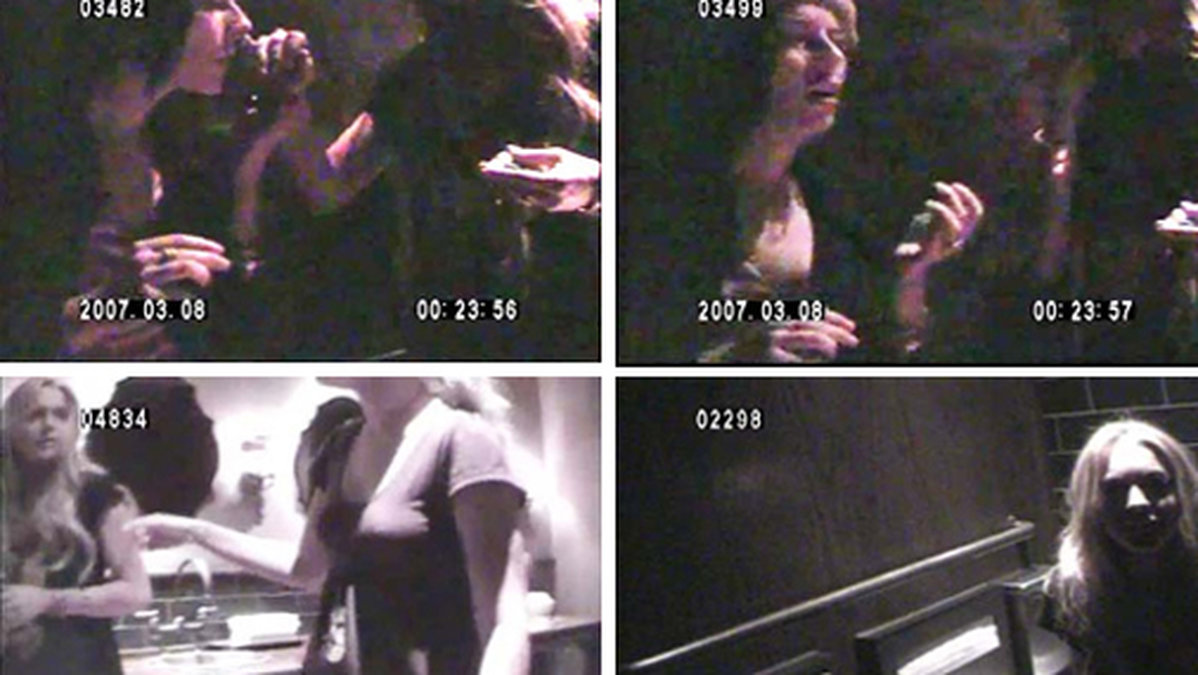 De här bilderna från en övervakningskamera läckte ut 2007 – då sågs Lindsay snorta kokain. 