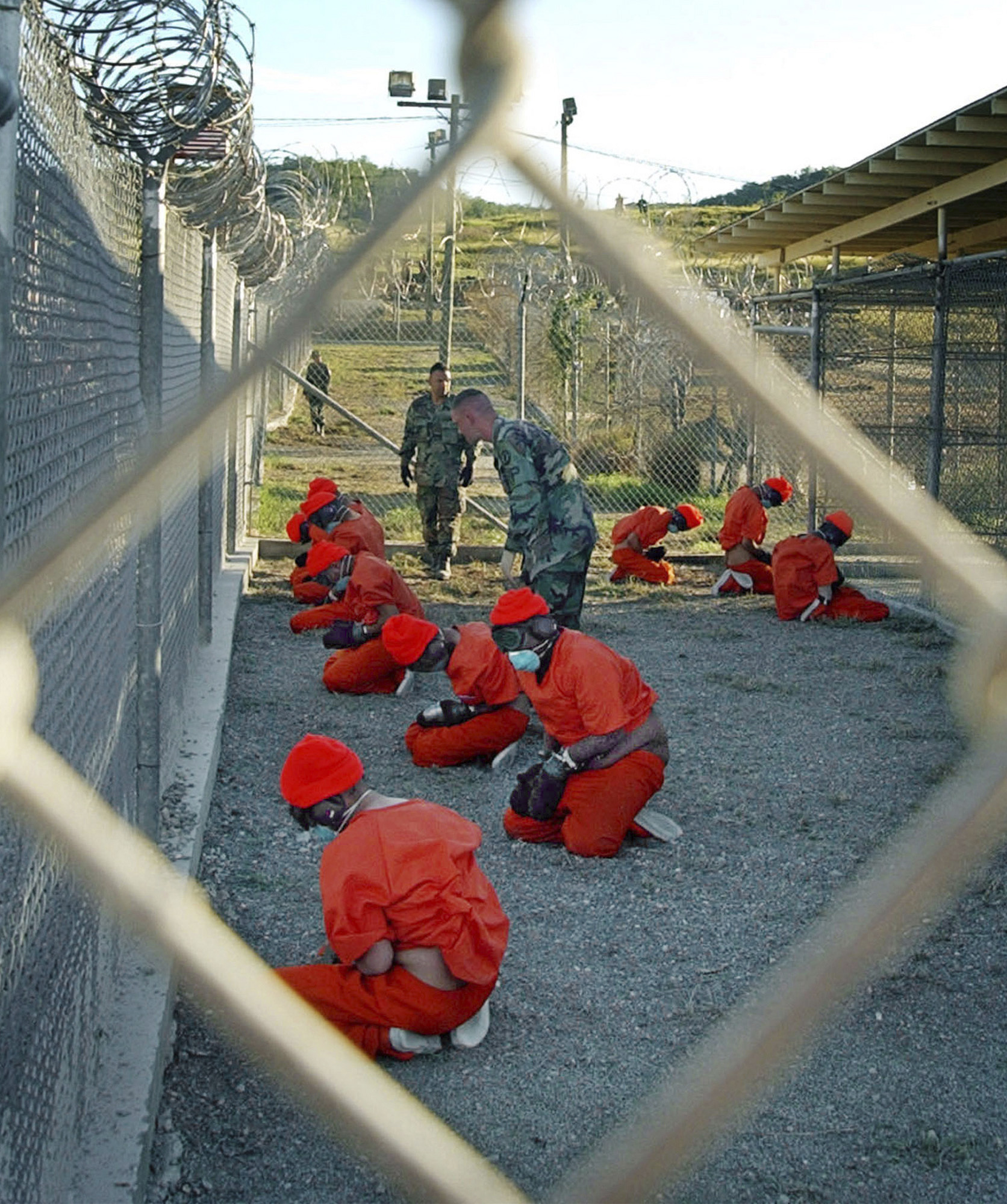 Redan under valrörelsen 2008 kritiserade Obama fånglägret. 10 år senare, 11 januari 2012 är Guantanamofängelset fortfarande verksamt. 
