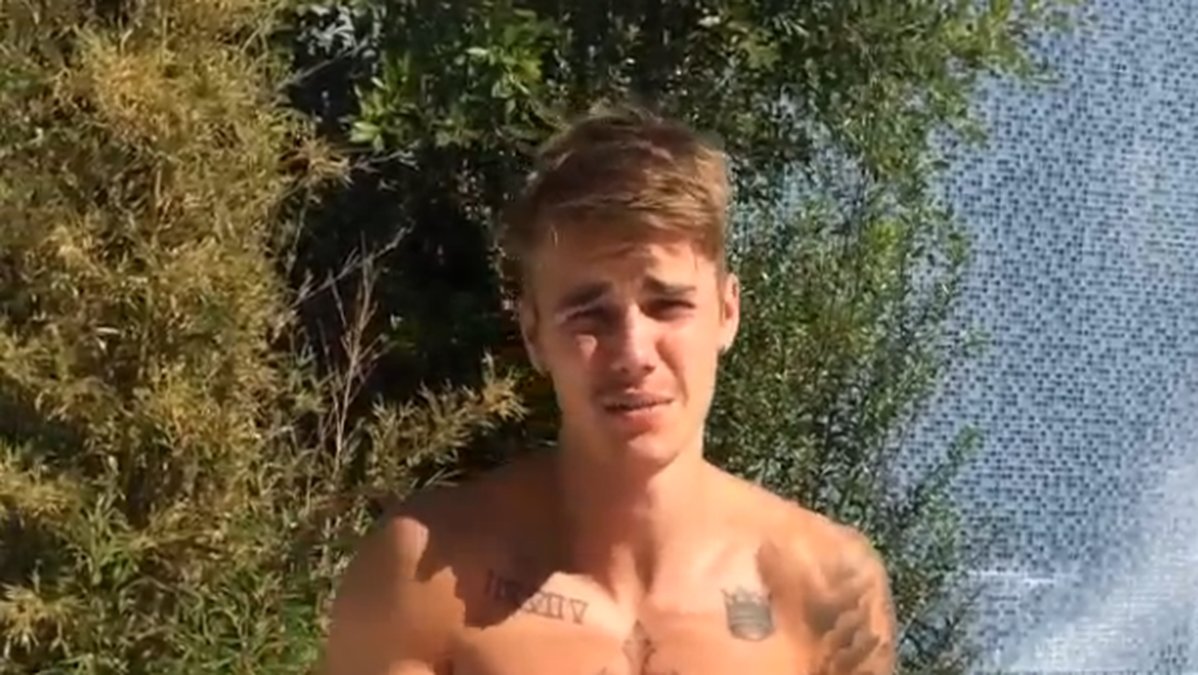 Bieber häller ned sig med isvatten.