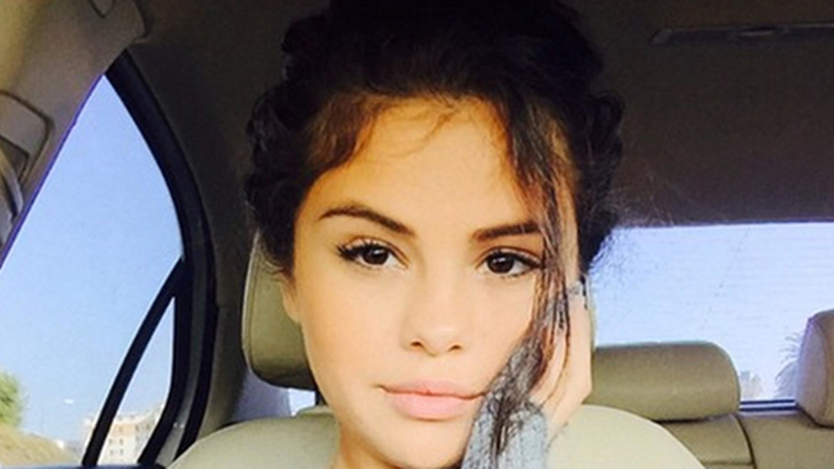 Selena Gomez tar en selfie. 