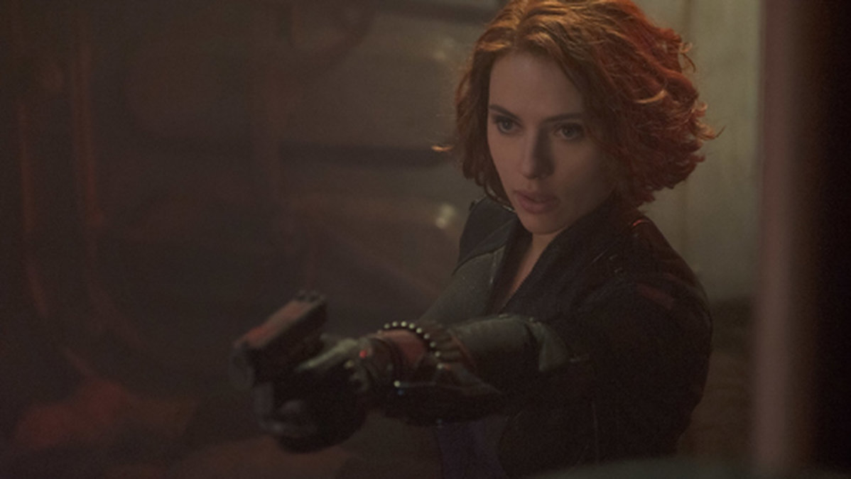Karaktären Black Widow, som spelas av Scarlett Johansson, kallar grabbarna för "hora" och "slampa".
