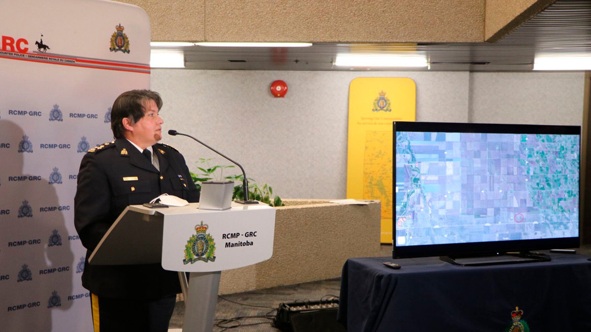Manitobas biträdande polischef Jane MacLatchy håller en presskonferens om dödsfallen vid gränsen mellan Kanada och USA.